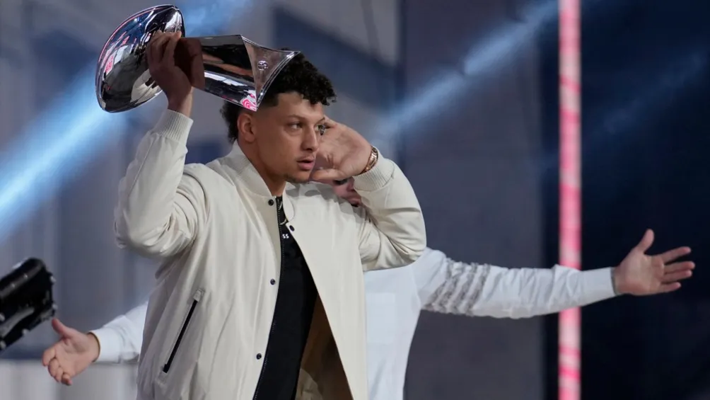 AP Con el trofeo en la mano