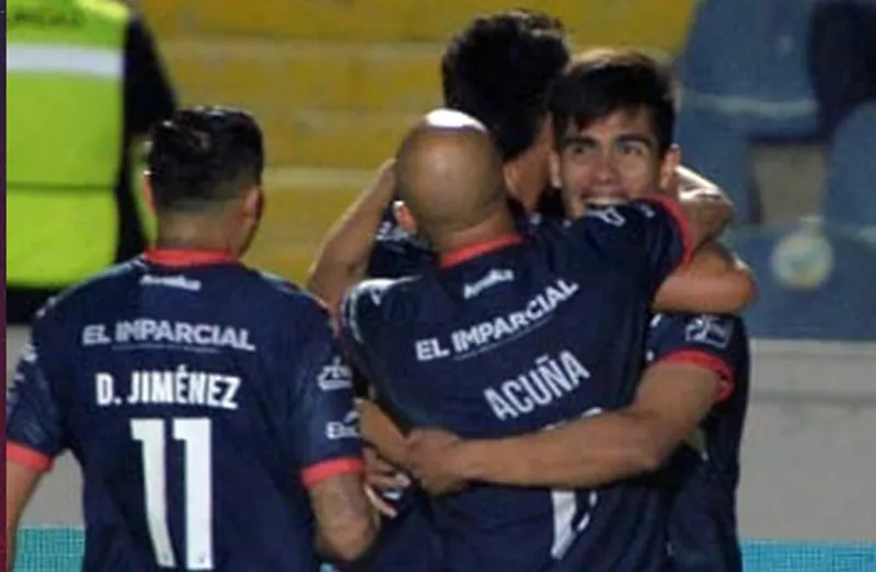 Jugadores de Cimarrones celebran anotación