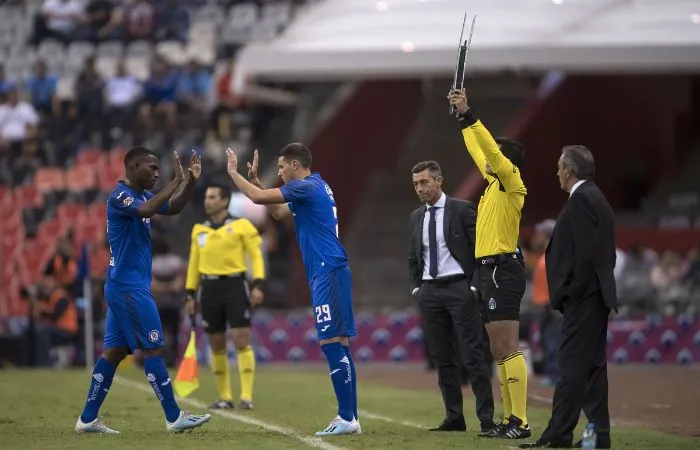 Santiago Giménez entrando de cambio en un partido de Cruz Azul