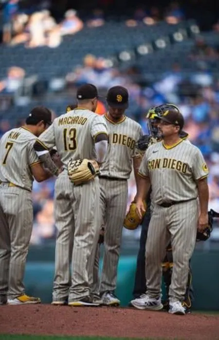 Rubén Niebla en el montículo con Yu Darvish