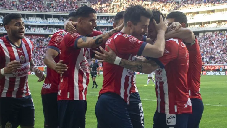 MEXSPORT Alan Mozo y el resto de jugadores de Chivas celebran gol ante Necaxa