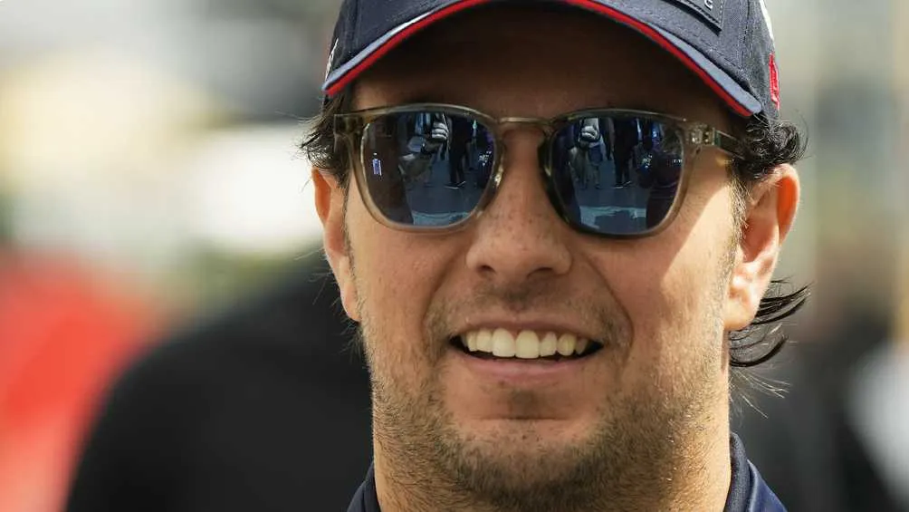 El piloto mexicano deberá superar a Max y Leclerc para ganar