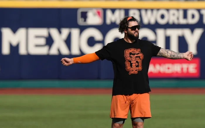 Jakob Junis calienta para el partido