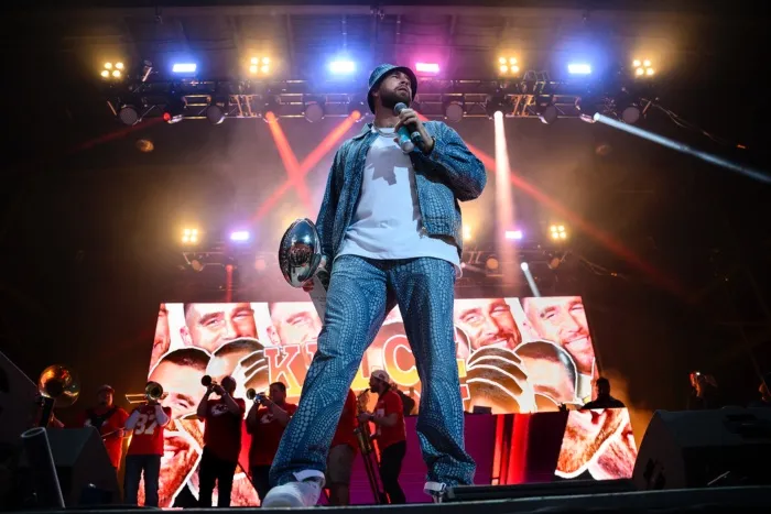 Travis Kelce durante el festival