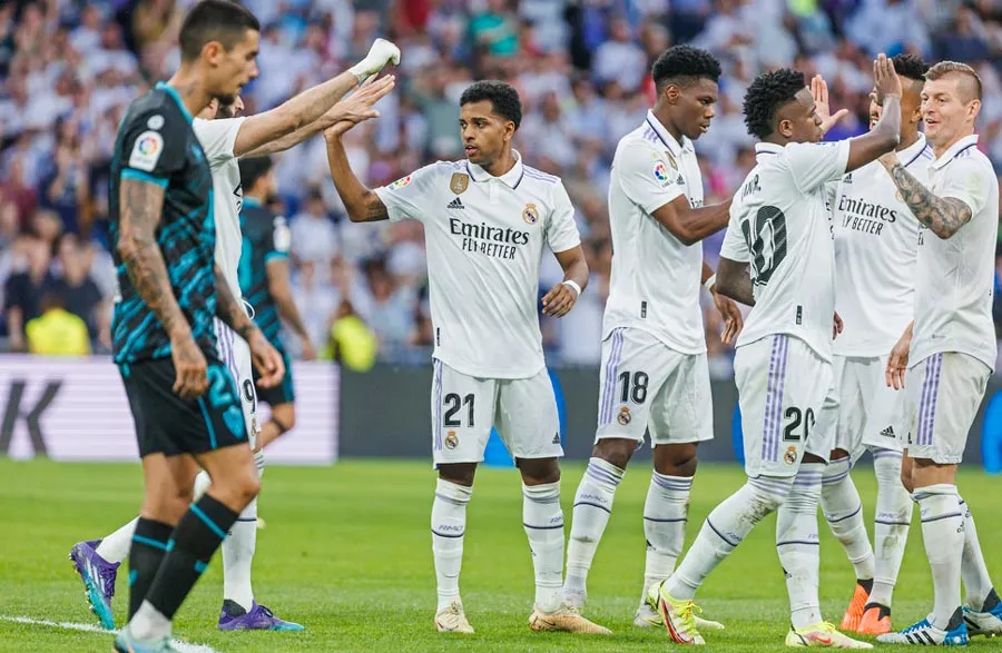 Rodrygo Goes celebra gol con sus compañeros merengues