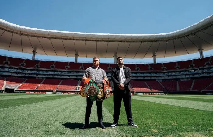 Saúl Álvarez y John Ryder en el Estadio Akron