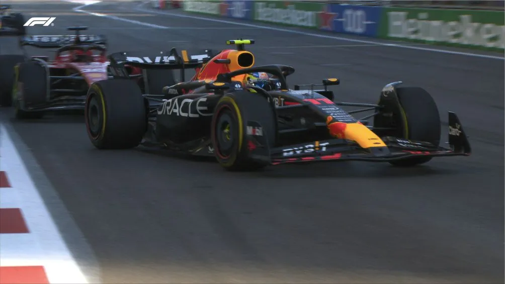 Pérez durante el rebase ante Leclerc