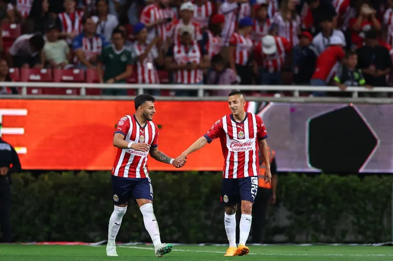 Twitter @Chivas Alexis Vega y Roberto Alvarado festejan una de las anotaciones