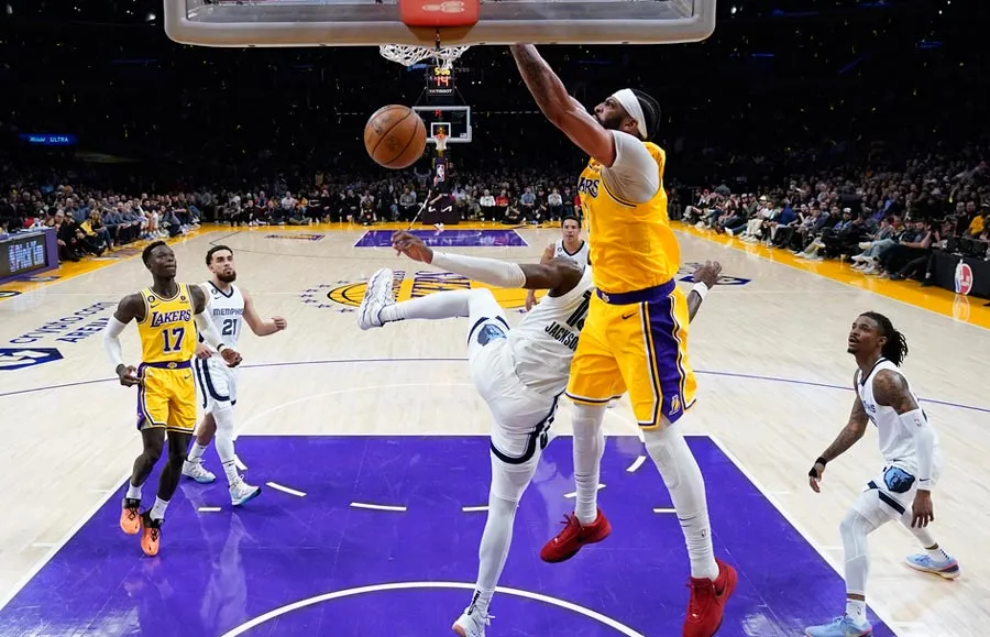 AP Davis encesta por los Lakers