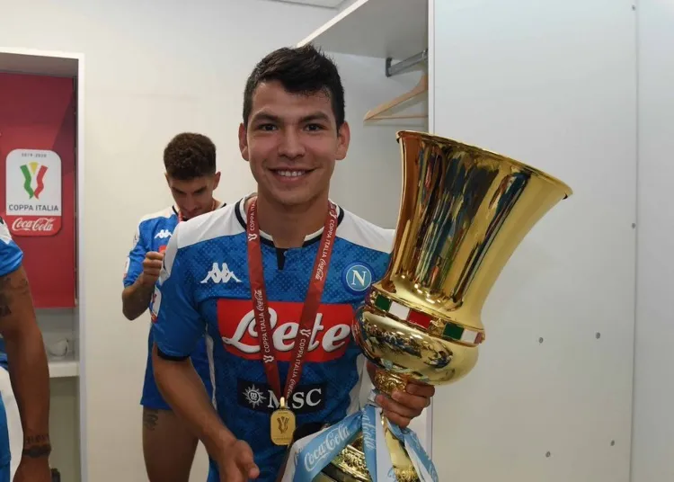 Chucky con el trofeo de la Coppa Italia