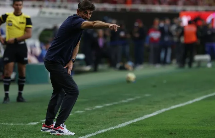Veljko Paunovic dirigiendo a Chivas