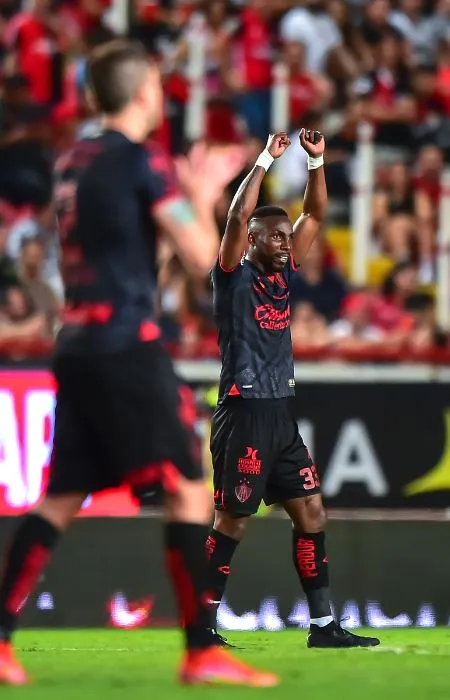 Julián Quiñones celebrando gol ante Xolos