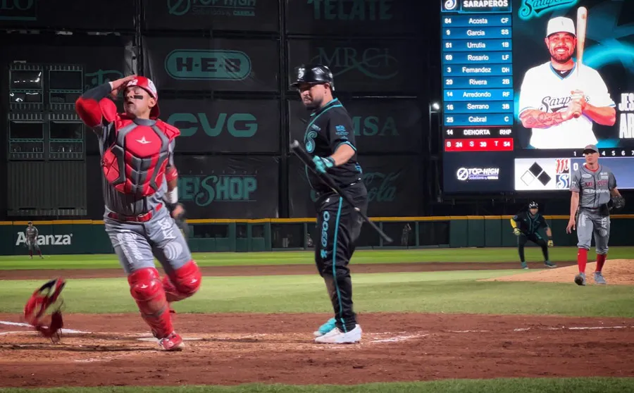Wild Pitch de los Diablos Rojos en el turno al bat de Jesús Arredondo