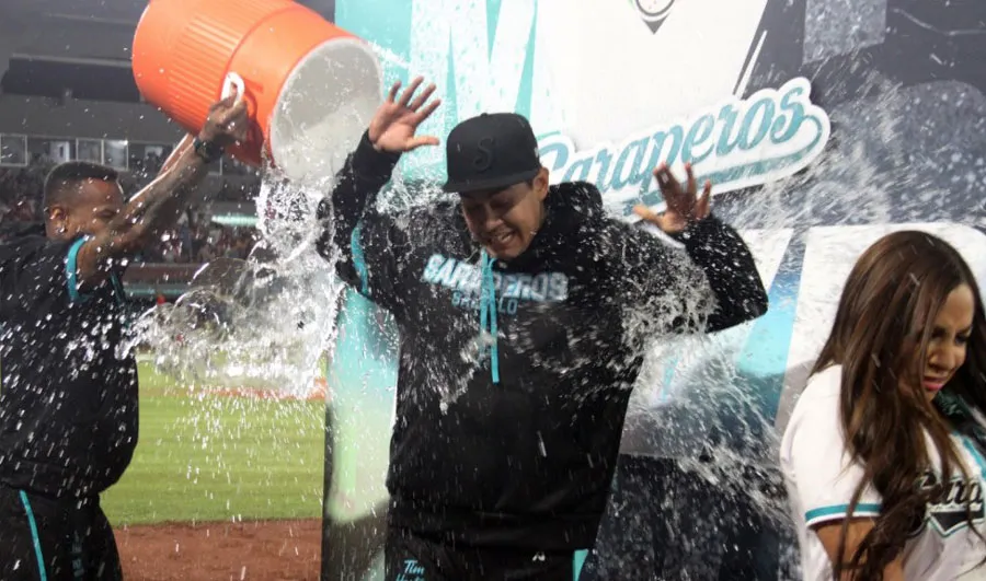 Cervantes es bañado tras su actuación ante el México