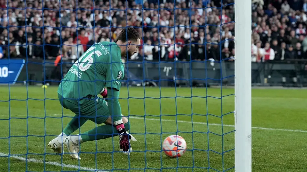 El portero del PSV detiene el penal de Edson