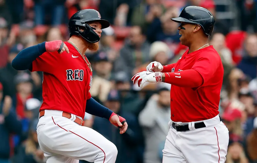 AP Rafael Devers celebra con Verdugo