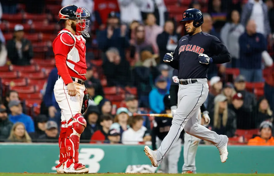 AP Gabriel Arias anota por los Guardians