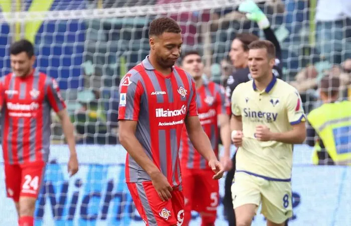 Jugadores del Cremonese lamentando el empate ante Hellas Verona