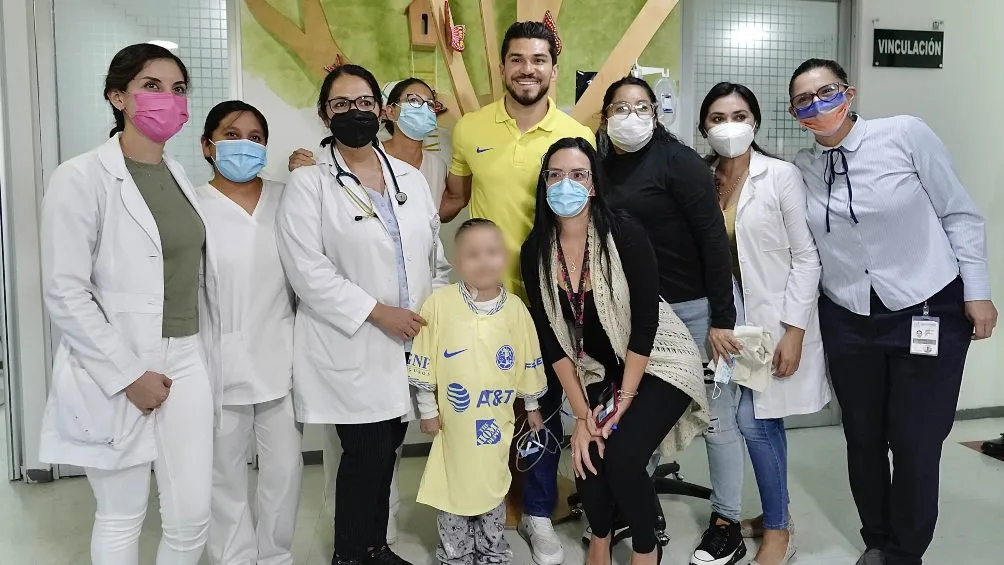 @Tu_IMSS Junto al niño y personal del instituto