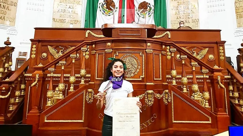 Recibiendo la medalla al mérito Hermila Galindo