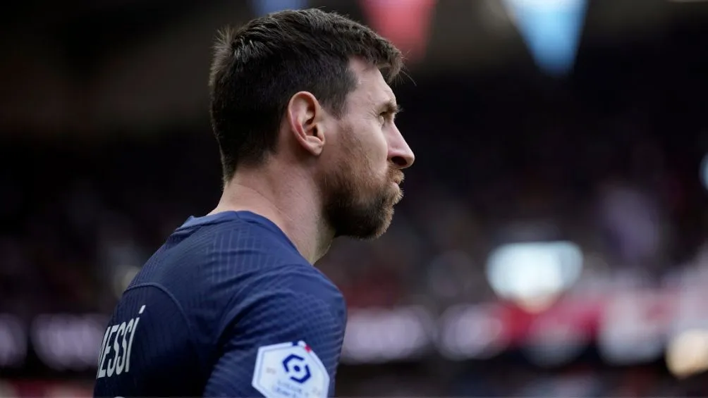 AP Messi previo a un partido en el Parque de los Principes