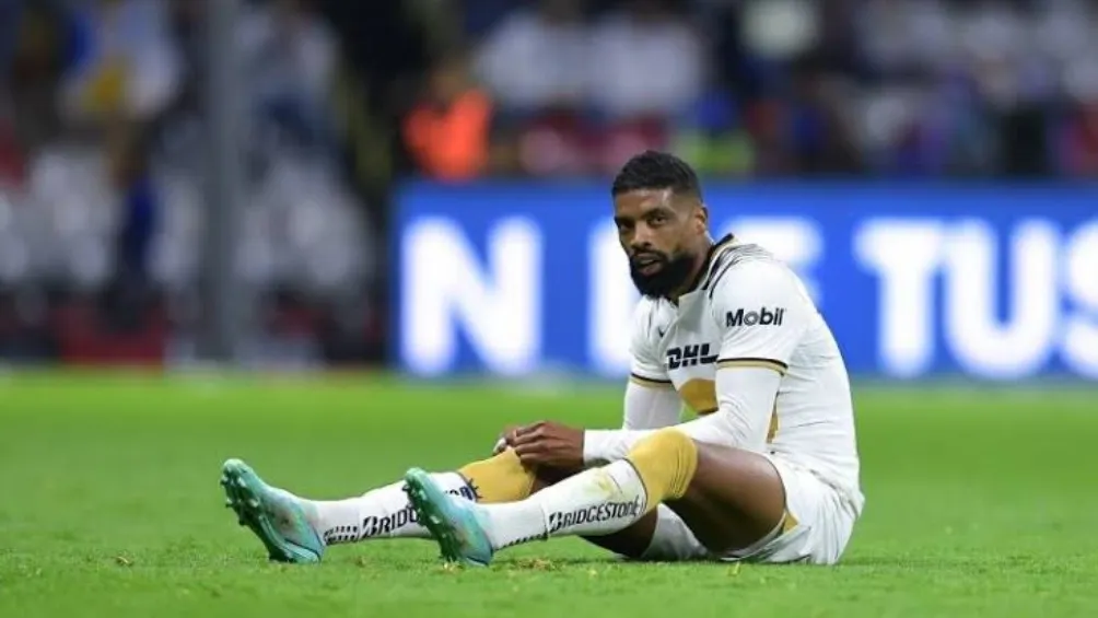 Diogo observa las acciones desde el césped