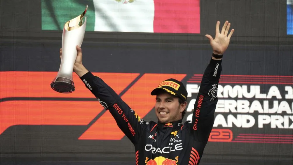 Checo festejando su victoria en Azerbaiyán