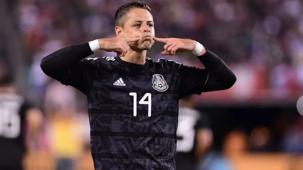 Chicharito en un partido con el Tri