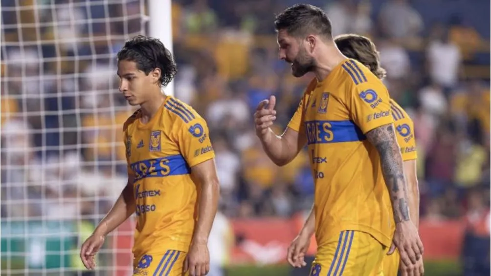 MEXSPORT Lainez y Gignac después de un partido en "El Volcán"