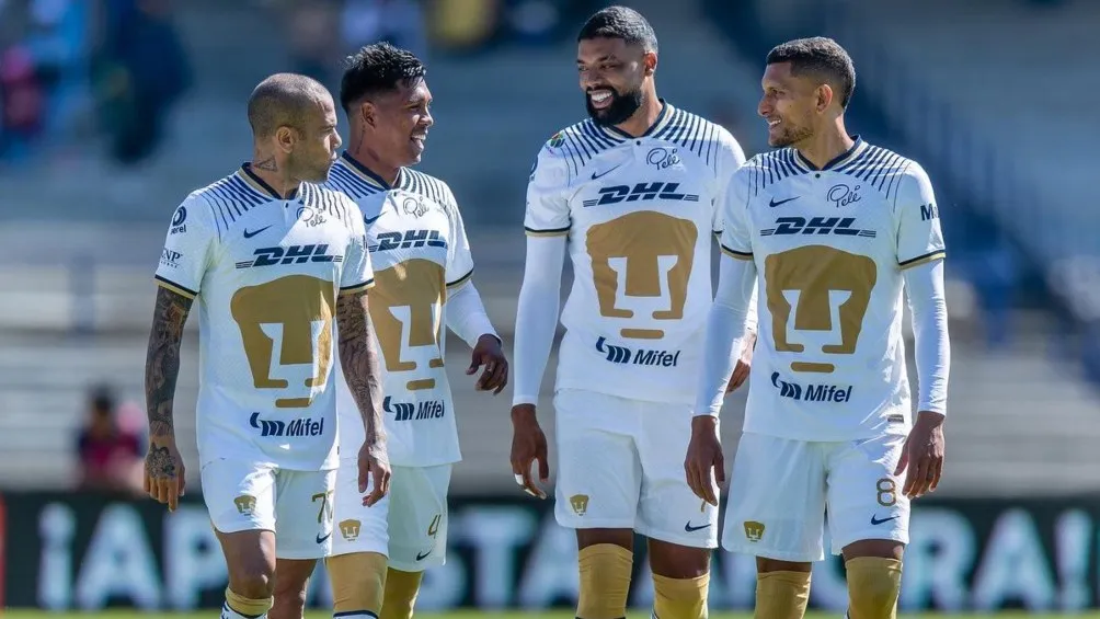 Junto a sus compañeros