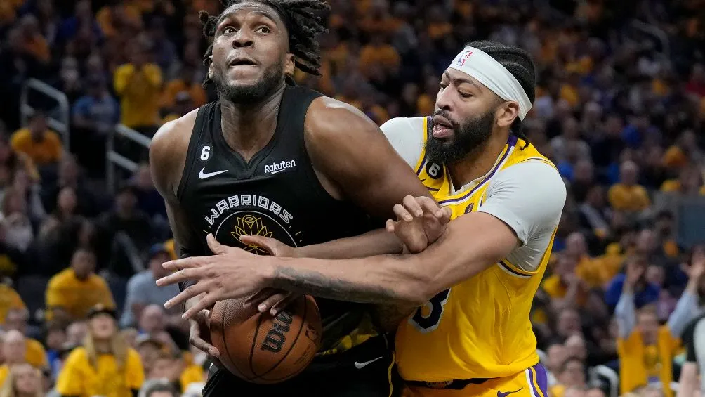 Anthony Davis lideró el ataque de los Lakers