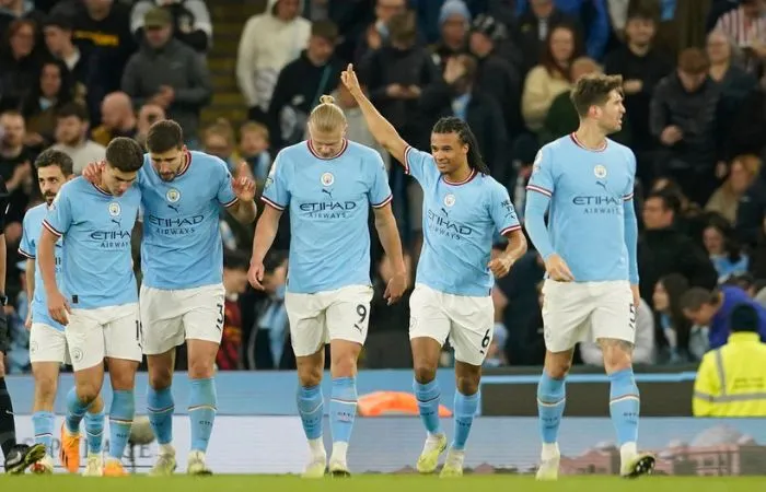 Nathan Aké celebrando el primer gol del City ante el West Ham