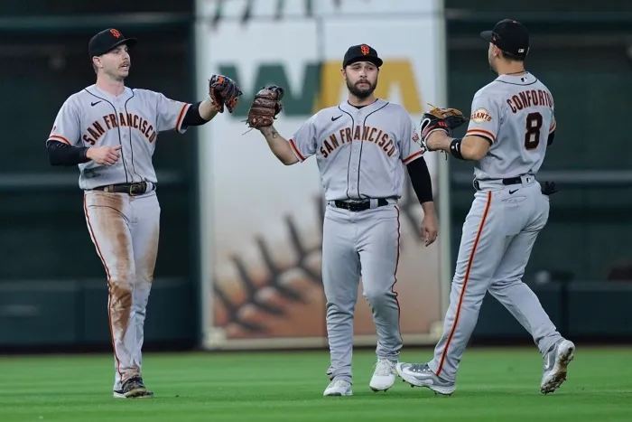 Jugadores de San Francisco en el partido contra Cardinals