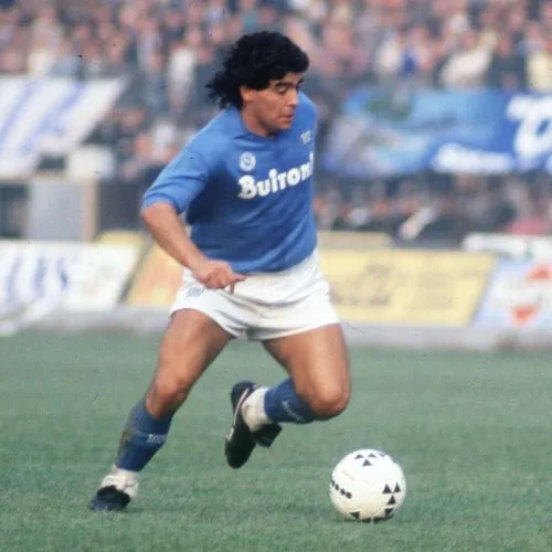 Diego Maradona jugando con el Napoli en 1990