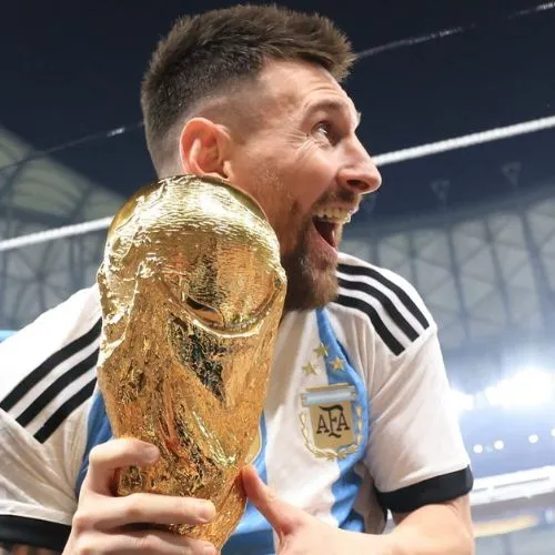 Leonel Messi con el trofeo de la Copa del Mundo 2022