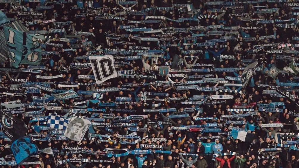 @sscnapoli La afición napolitana luciendo sus bufandas