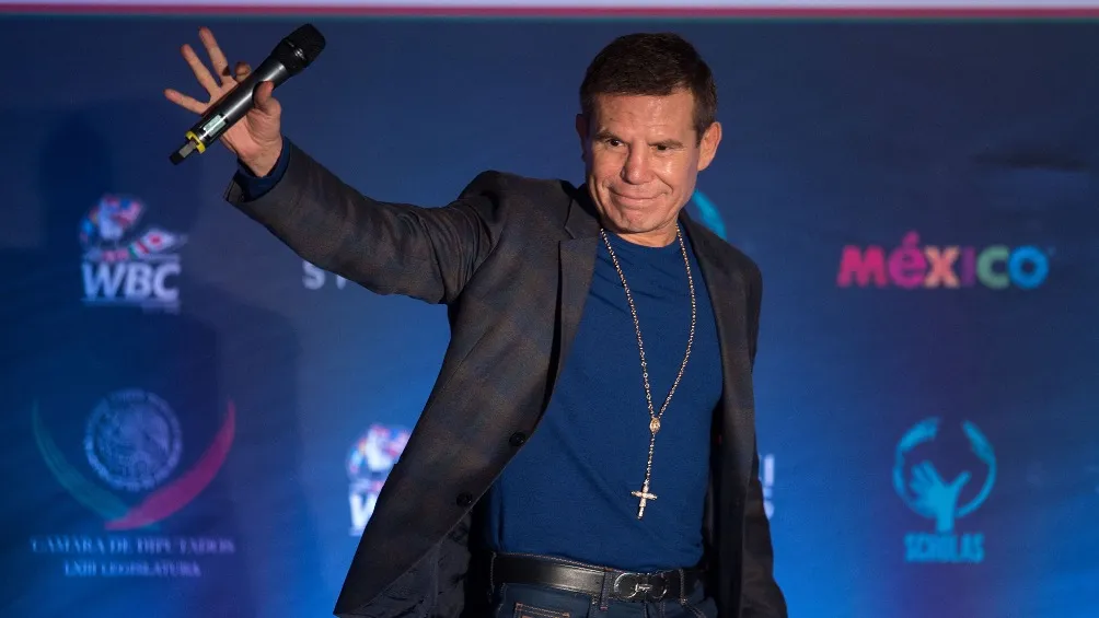 Chávez saluda al público en una conferencia