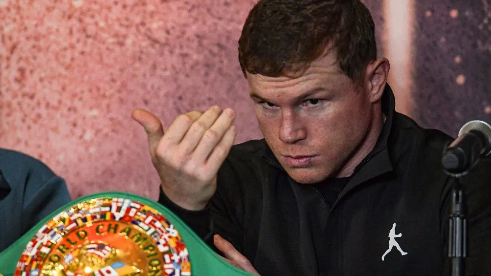 El Canelo le pide a alguien que se acerque