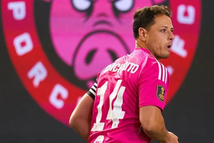 Chicharito en su partido de la Kings League