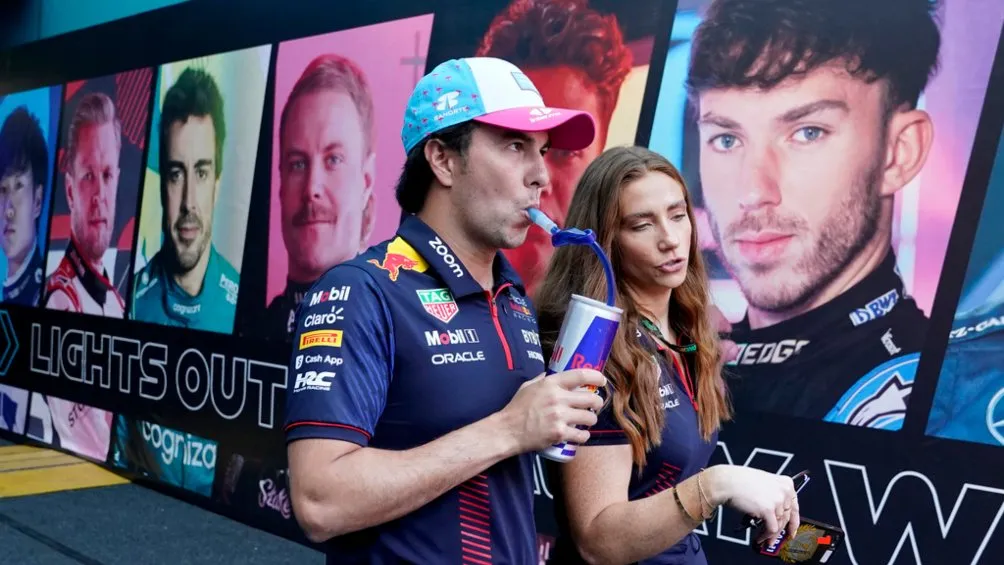 Checo camina relajado sobre antes de las prácticas en Miami