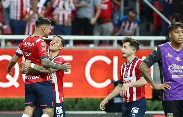 MEXSPORT Jugadores de Chivas celebrando un gol ante Mazatlán