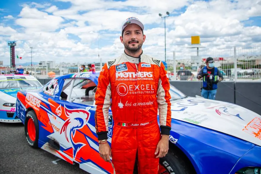 Julio Rejón con su auto previo a una carrera