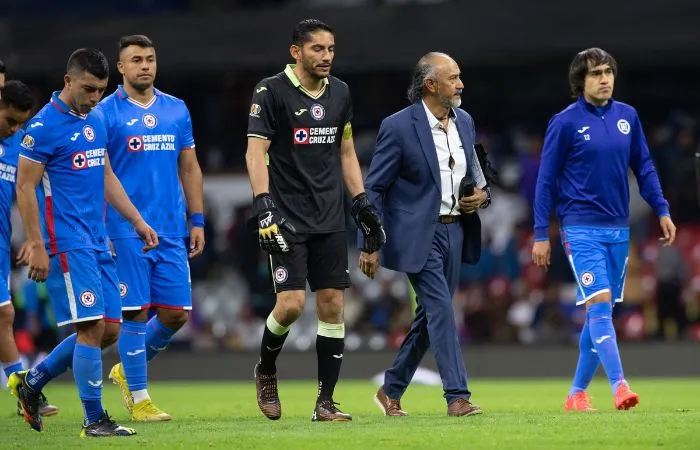 Raúl Gutiérrez y jugadores de Cruz Azul tras la derrota ante Rayados