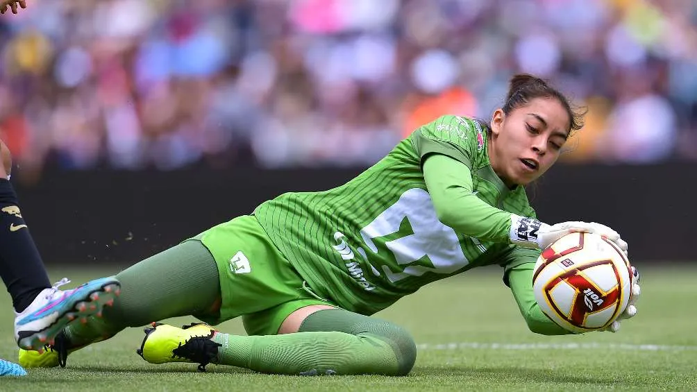 La portera se gnaó el llamado por su actuación con Pumas