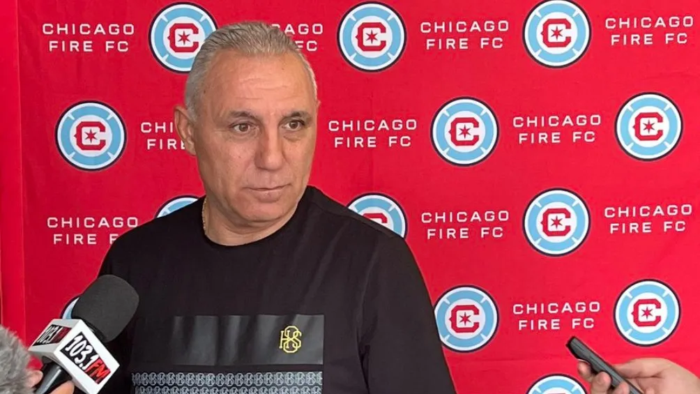 Stoichov contestando preguntas de la prensa