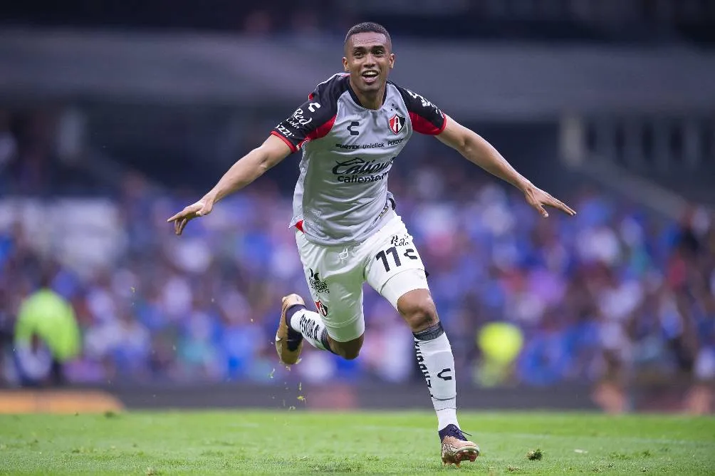 Mauro Manotas festeja su gol anulado