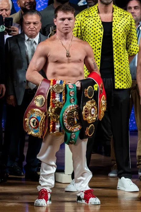 Canelo con todos sus cinturones de campeón
