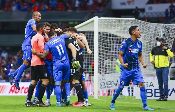 Jugadores de Cruz Azul celebrando después de la tanda de penaltis ante Necaxa en Clausura 2022