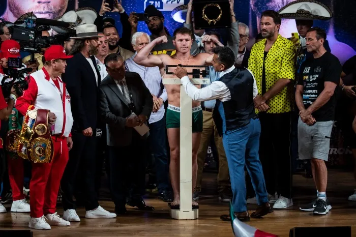 Canelo Álvarez en su pesaje