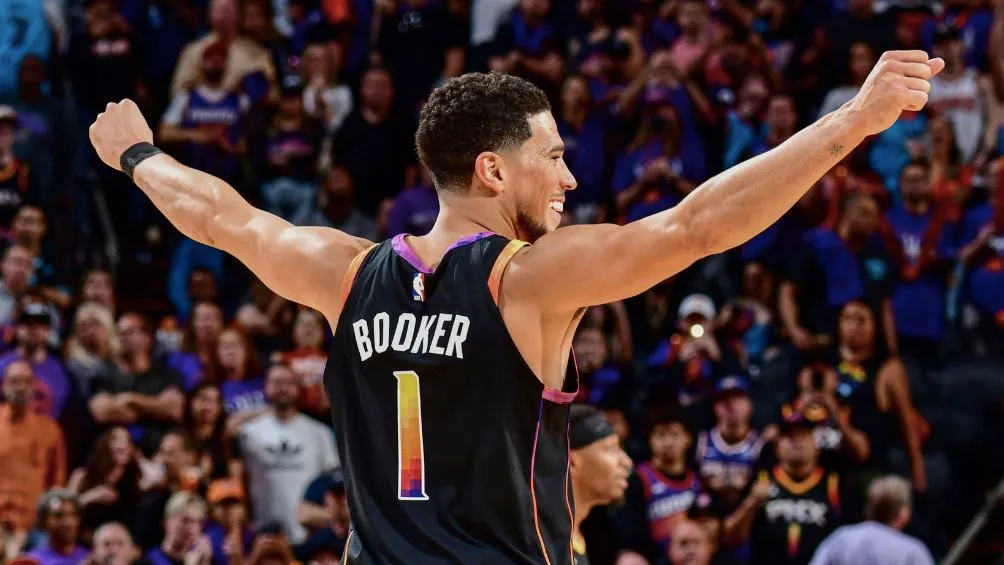 TWITTER: @Suns Devin Booker durante el juego ante Denver